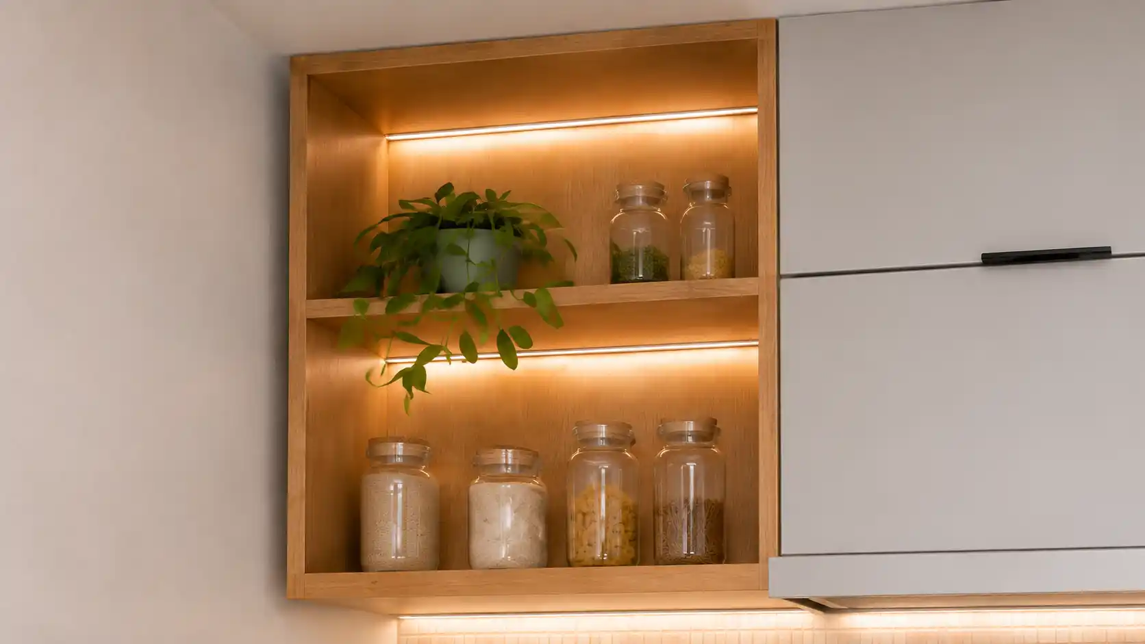 Nicho amadeirado da cozinha com preparação para iluminação em LED